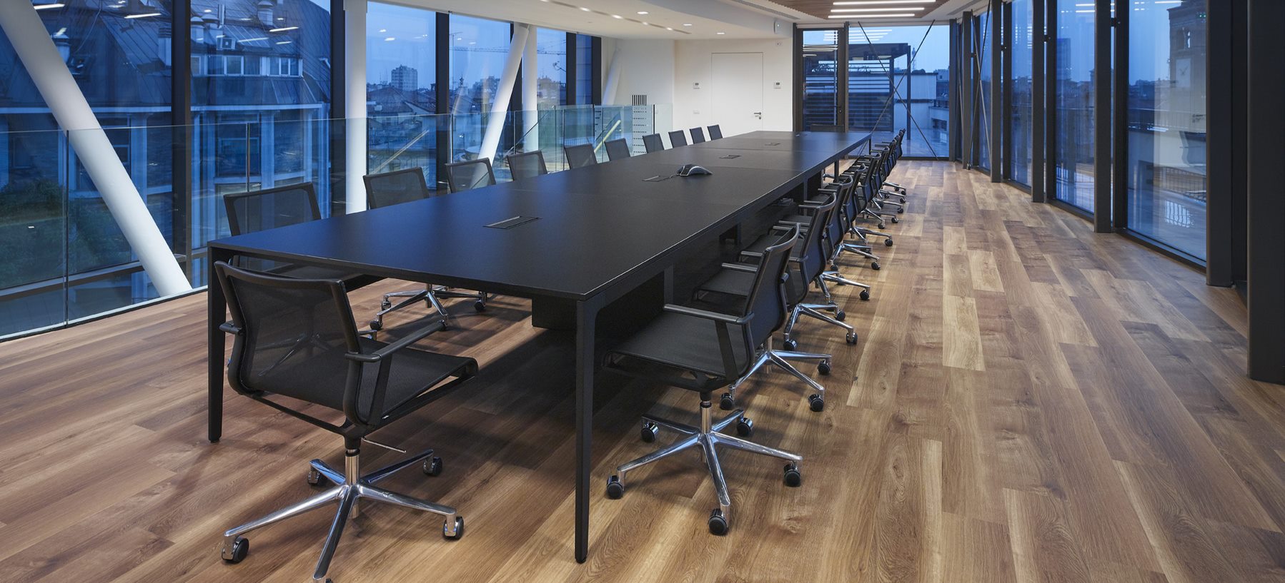 sala de reunião com mesa e cadeiras